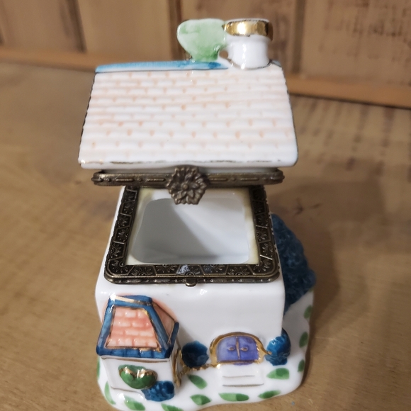 Cottage House Hinged Trinket Box - Picture 3 of 12